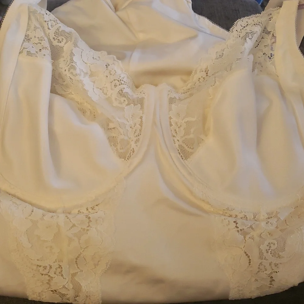 Maidenform bra upper revealing